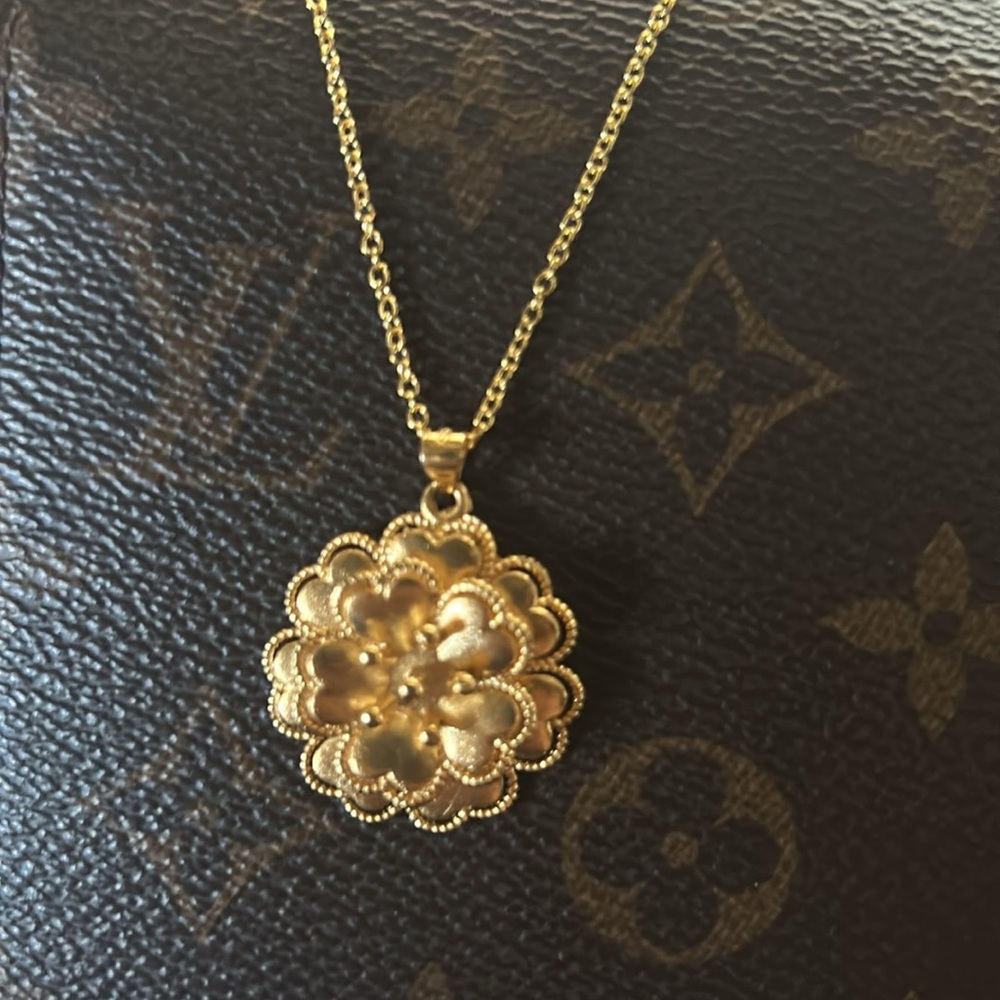 Golden flower statement necklace